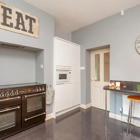 Pass The Keys Breathtaking View Family Home Leeds Holiday home