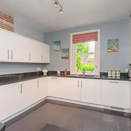 Holiday home Pass The Keys Breathtaking View Family Home Leeds