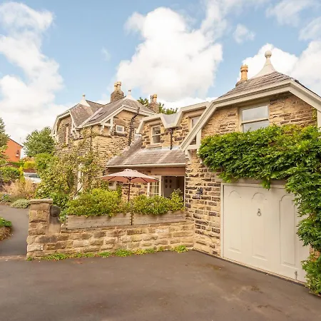 Pass The Keys Breathtaking View Family Home Leeds Holiday home