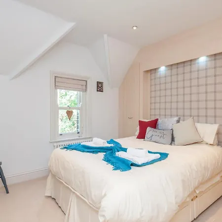 Pass The Keys Breathtaking View Family Home Leeds