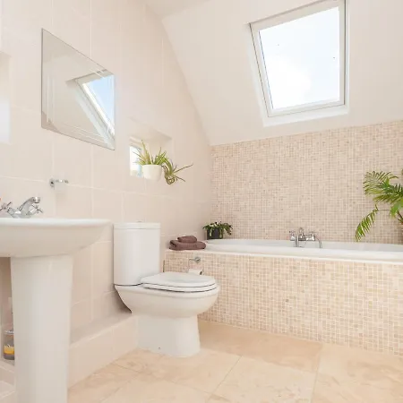 Holiday home Pass The Keys Breathtaking View Family Home Leeds