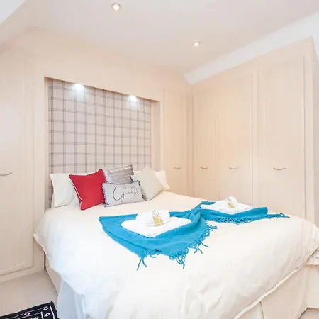 Pass The Keys Breathtaking View Family Home Leeds *